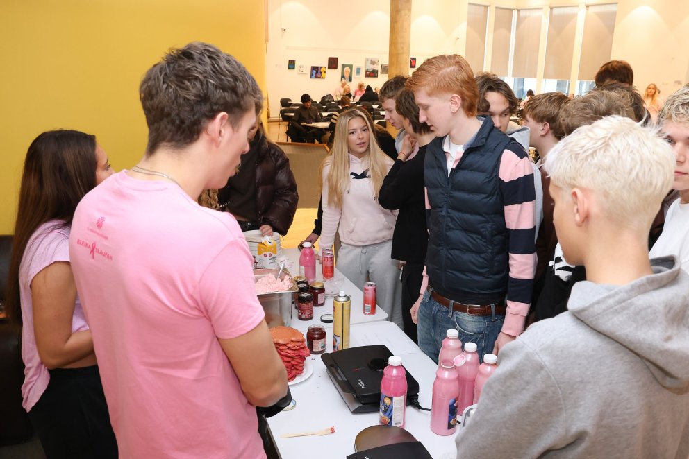 Bleikir bolir og bakkelsi á Bleika deginum