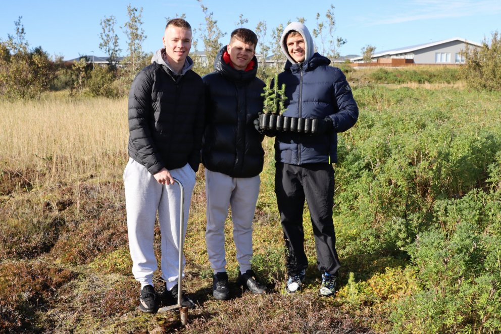 Væntanlegir útskriftarnemendur gróðursettu við Vatnsholt