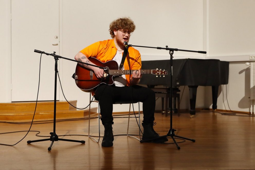 Jón vann Hljóðnemann