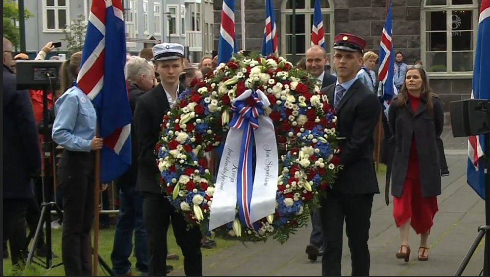 Lárus Logi lagði blómsveig á Austurvelli