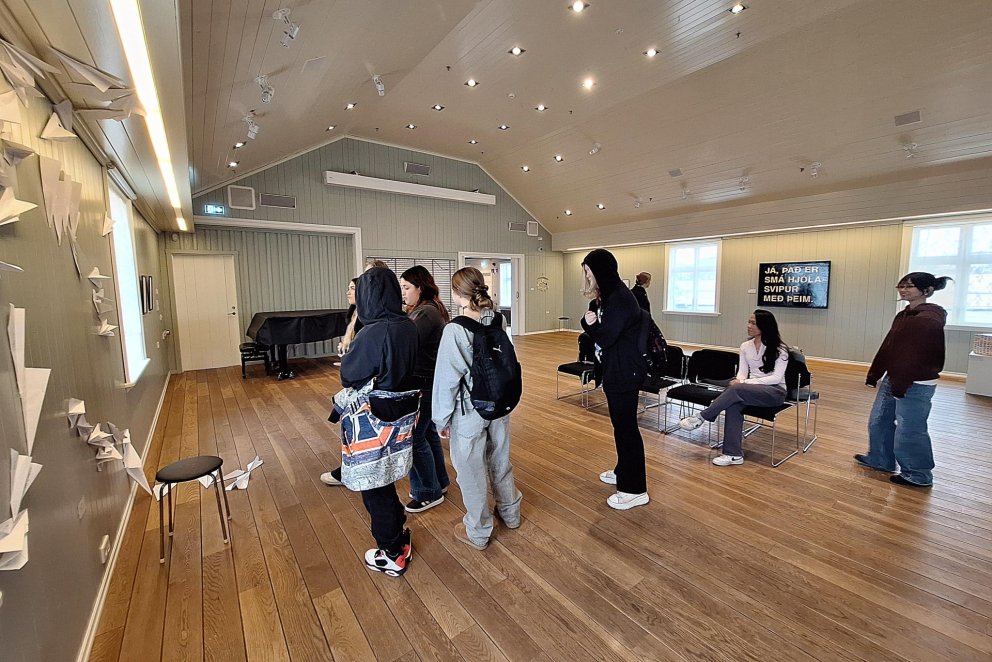 Myndlistarnemendur í safnfræðslu í Duus