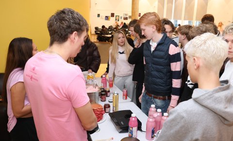 Bleikir bolir og bakkelsi á Bleika deginum