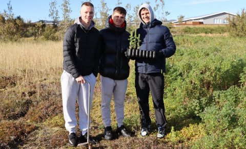 Væntanlegir útskriftarnemendur gróðursettu við Vatnsholt