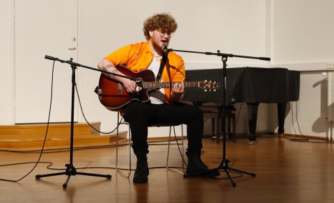 Jón vann Hljóðnemann