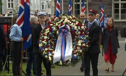 Lárus Logi lagði blómsveig á Austurvelli