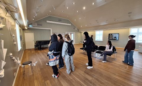 Myndlistarnemendur í safnfræðslu í Duus