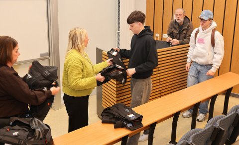 Rafiðnnemar fengu vinnubuxur